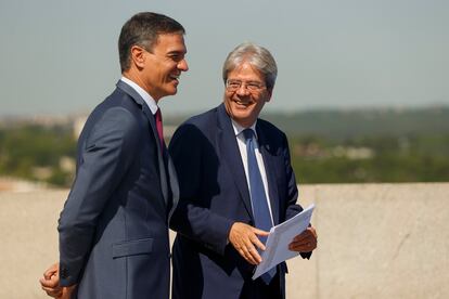 El presidente del Gobierno, Pedro Sánchez, conversa con el comisario europeo de Economía, Paolo Gentiloni, a su llegada a la Galería de las Colecciones Reales. 