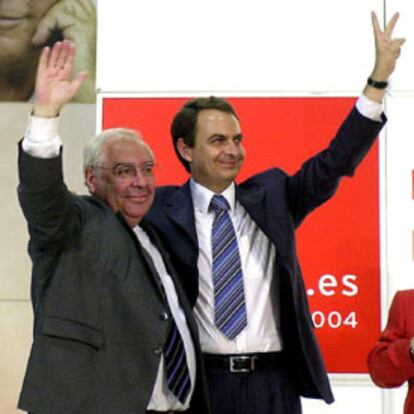 José Luis Rodríguez Zapatero (derecha), junto al presidente del Principado y candidato a la reelección, Vicente Alvarez Areces, durante el acto electoral que el PSOE celebró hoy en Gijón.