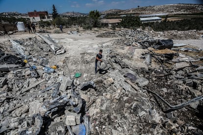 Un niño busca entre los escombros cuerpos de las víctimas causadas este lunes por una redada israelí cerca de Yenín (Cisjordania).