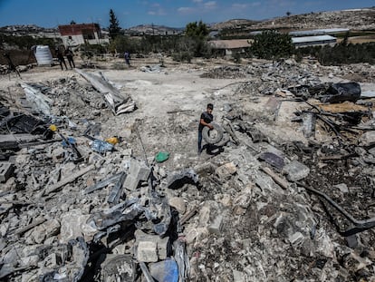 Un niño busca entre los escombros cuerpos de las víctimas causadas este lunes por una redada israelí cerca de Yenín (Cisjordania).