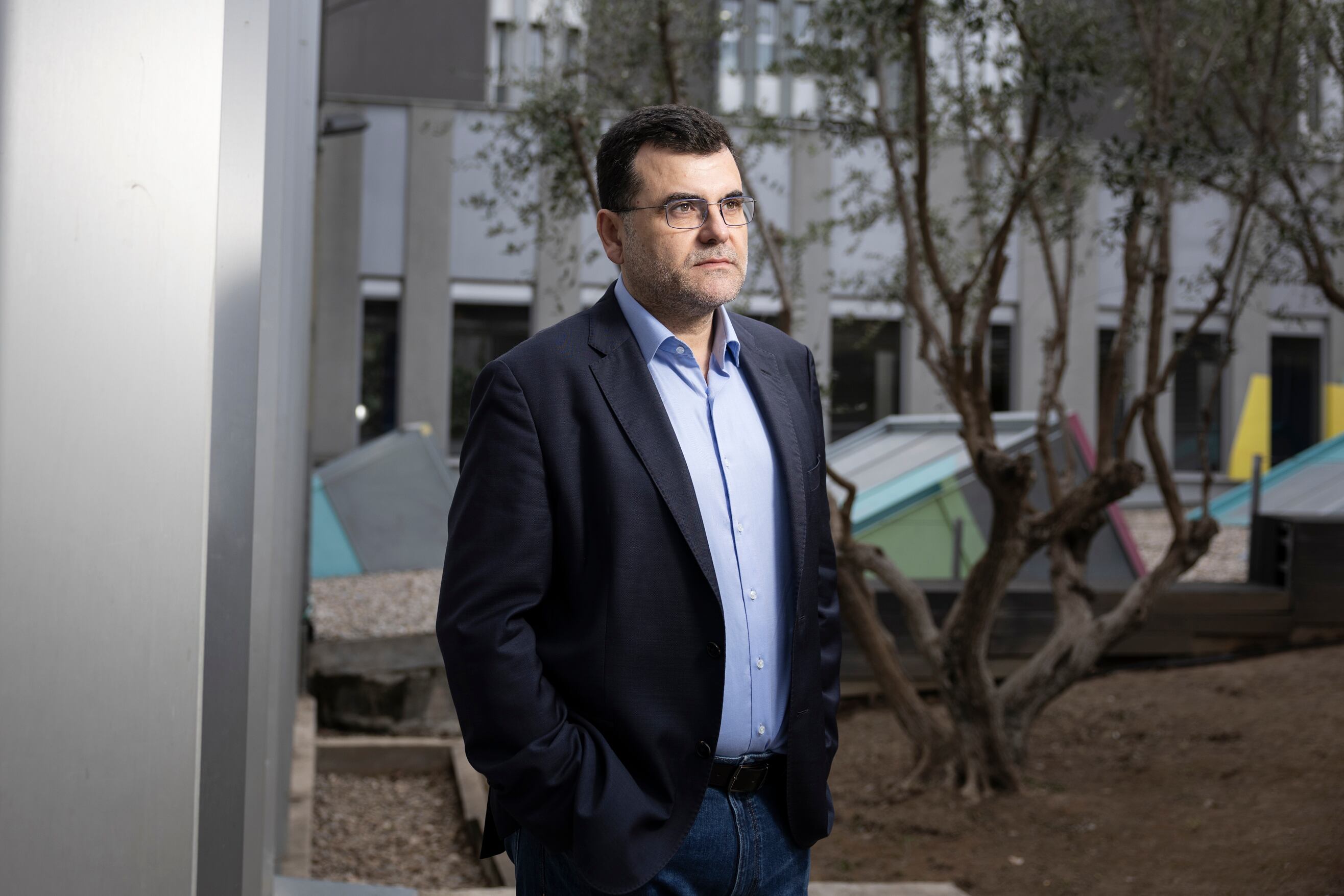 Eduard Batlle, en los jardines del Instituto de Investigación Biomédica de Barcelona (IRB), donde ejerce como director del Prorgama de Ciencia del Cáncer. 