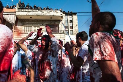 Tanto Hezbolá como Irán prohíben el vertido de sangre durante la Ashura por razones de higiene. Sin embargo, un reducido número de grupos de jóvenes mantienen la práctica. La mayoría lo hacen a nivel individual o familiar, pero otros en tanto que miembros de la milicia Amal. Un evento que atrae la curiosidad de las jóvenes llegadas de los poblados vecinos.