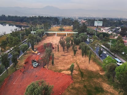 Vista aérea de una parte del humedal de Xochimilco, al sur de la Ciudad de México, siendo cubierto con tierra y piedra para construir un puente vehicular elevado.