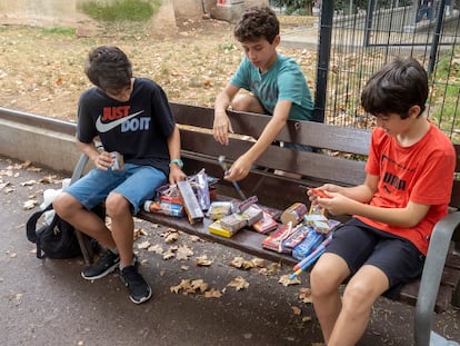 Un grupo de niños con los petardos adquiridos para la verbena de Sant Joan.