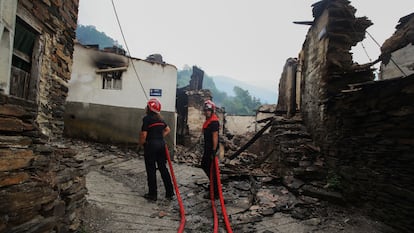 LUSIO (LEÓN), 19/08/2025.- Imagen del pueblo de Lusio, en el municipio berciano de Oencia, en León, que ha quedado arrasado por las llamas del incendio que entró en León procedente de Ourense el pasado 16 de agosto. Unas treinta personas habitaban este pueblo leonés de casas de piedra, huertas y pura naturaleza. Hoy, tras el paso del fuego, Lusio es ceniza, humo y ruinas. EFE/ Ana F. Barredo