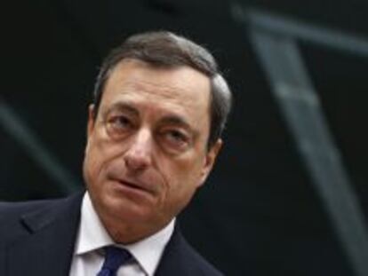 Draghi descarta por ahora cobrar a los bancos por guardar su dinero