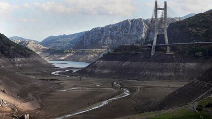 El embalse de Barrios de Luna, en León, durante la sequía de 2017.