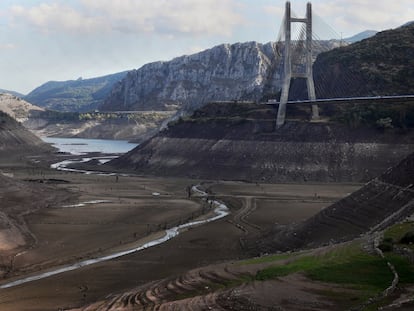 El embalse de Barrios de Luna, en León, durante la sequía de 2017.