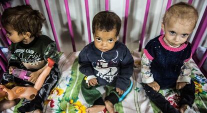 Tres hijos de yihadistas del ISIS en un hospital kurdo del noreste de Siria.