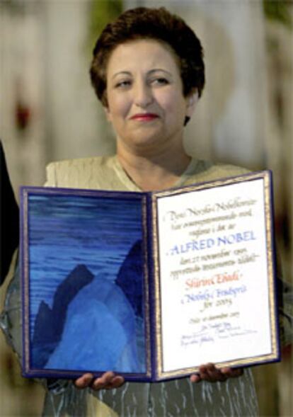 La abogada iraní, sin velo islámico, sostiene el certificado del galardón, que ha recibido hoy en Oslo.