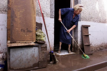 A la pérdida de las ocho vidas humanas y de unas 200 casas se sumaron medio millar de personas desalojadas de sus viviendas, más de mil coches afectados y varias decenas de millones de euros en pérdidas económicas. En la image, una vecina del barrio de San Andrés. 