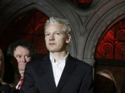 El fundador de Wikileaks, Julian Assange, a la salida del tribunal de Londres