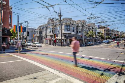 Cruce de peatones con los colores del arcoiris en el barrio de Castro, en San Francisco (California).