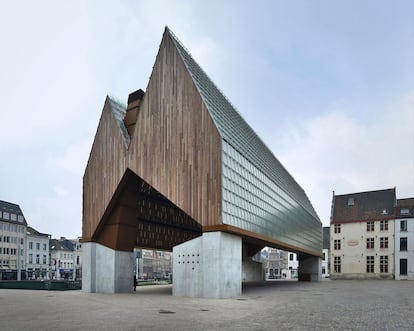 Mercado de Gante.Es contemporáneo y observa la tradición. Su cubierta a dos aguas se suma a las de la ciudad histórica. La fachada de madera que diseñaron Marie-José Van Hee y Robbrecht & Daem y los paneles protectores de vidrio hablan de vanguardia.