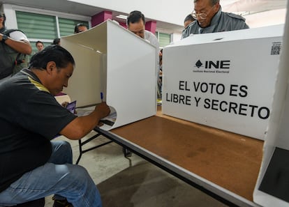 Ciudadanos de Zinacantepec, Estado de México, participan en un simulacro de votación previo a la elección del Poder Judicial, el 20 de mayo.