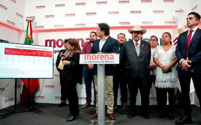 El presidente de Morena, Mario Delgado, anuncia la candidatura de Armando Guadiana para gobernar Coahuila, el pasado 12 de diciembre.