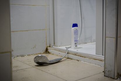 Una de las duchas de Hostel Nápoles.
