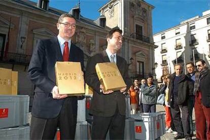 El alcalde, Alberto Ruiz-Gallardón (izquierda), y el vicealcalde, Manuel Cobo, en la despedida del <i>dossier</i> de la candidatura Madrid 2012.