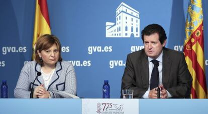 La consejera Isabel Bonig, junto al vicepresidente Jos&eacute; Ciscar, tras el pleno del Consell. 