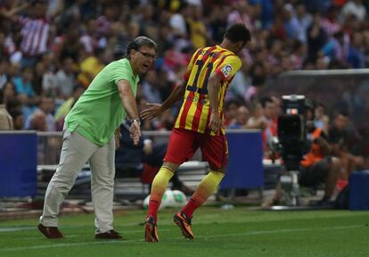 Neymar se acerca al banquillo tras anotar su gol, donde recibe la felicitación del técnico del Barcelona Gerardo Martino.