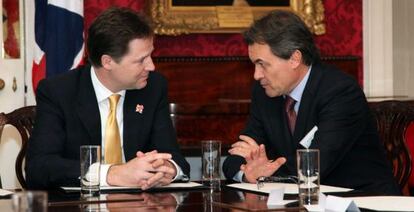 Artur Mas y el viceprimer ministro británico, Nick Clegg, en un momento de la entrevista.