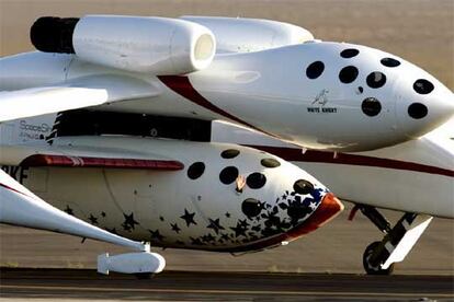 La nave <i>SpaceShipOne,</i> que realizó el primer vuelo suborbital privado, sujeta al avión <i>White Knight</i> antes de despegar.