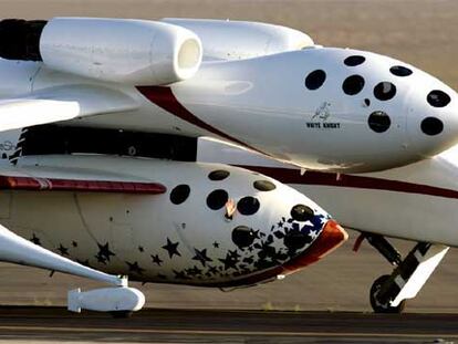 La nave <i>SpaceShipOne,</i> que realizó el primer vuelo suborbital privado, sujeta al avión <i>White Knight</i> antes de despegar.