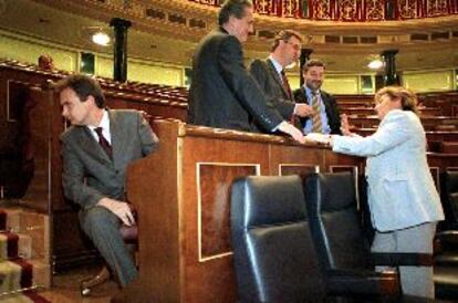 De izquierda a derecha, Rodríguez Zapatero, Antonio Cuevas, Jesús Caldera y Jaime Blanco con Celia Villalobos, ayer en Congreso.