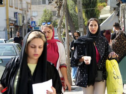 Varias mujeres portando el velo preceptivo, en las calles de Teherán.