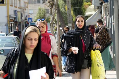 Varias mujeres portando el velo preceptivo, en las calles de Teherán.