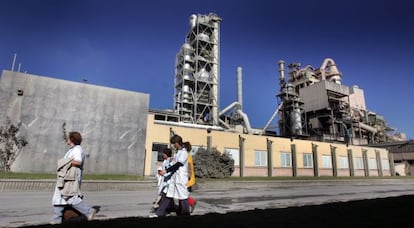 Planta de cemento de Cemex en Bu&ntilde;ol (Valencia).
 