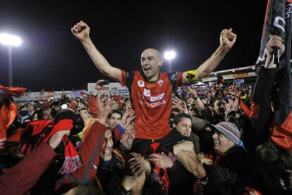 Pablo Infante (aupado), autor de un gol, celebra con los seguidores del Mirandés la clasificación para las semifinales de la Copa.