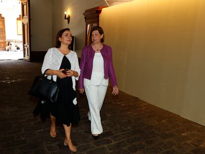 Pepa Bueno, directora de EL PAÍS, junto a Agnes Borrel, dueña del Palacio de Malferit, momentos antes de un encuentro con suscrpitores del diario.