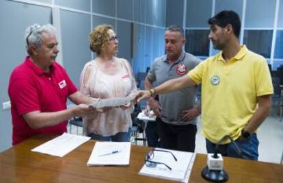 Los representantes de los sindicatos Intersindical, CC OO, UGT y CSIF.