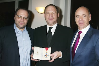 Harvey Weinstin (en el centro, entre su hermano Bob Weinstein y el diplomático y entonces cónsul en Nueva York sir Philip Thomas), recibe la orden de Comandante del Imperio Británico, en noviembre de 2004.