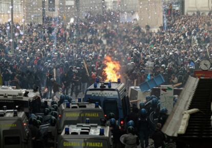 Policías y manifestantes se enfrentan en la Piazza del Popolo de Roma, durante las protestas contra Berlusconi.