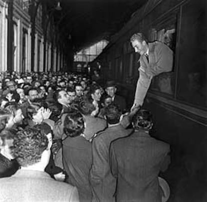 Don Juan Carlos de Borbón, a su llegada a la estación Mediodía-Delicias, en Madrid, en 1955.