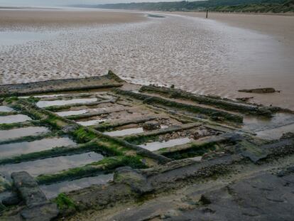 Restos de vehículos militares utilizados en Omaha Beach.