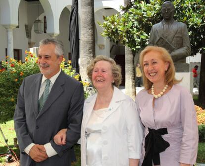 La hija de Blas Infante, María de los Ángeles, hoy posa junto al presidente de la Junta, José Antonio Griñán y Fuensanta Coves.