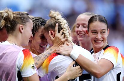 Giulia Gwinn, de Alemania, celebra junto a sus compañeras el gol que abre el marcador en el partido por el bronce ante España.