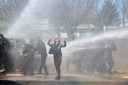 La policía turca usa un cañón de agua para dispersas a un grupo de manifestantes en Diyarbakir (Turquía), el 18 de marzo de 2019.