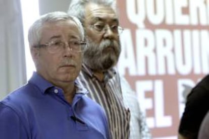 Los secretarios generales de CCOO, Ignacio Fernández Toxo (i), y de UGT, Cándido Méndez. EFE/Archivo