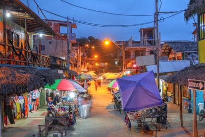 Mercado nocturno en el pueblo costero de Montañita, uno de los rincones favoritos de los surfistas en Ecuador.