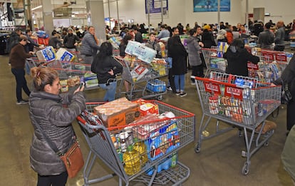Clientes de un supermercado reúnen comida y agua en un Costco de Brooklyn, Nueva York, por temor a la expansión de coronavirus.