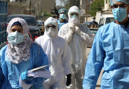 Un grupo de médicos acude en Bagdad al barrio de Ciudad Sadr para atender a los contagiados por el coronavirus.