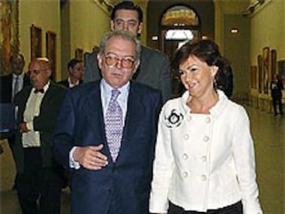 Carmen Calvo y Eduardo Serra (detrás, Miguel Zugaza), en el Prado.