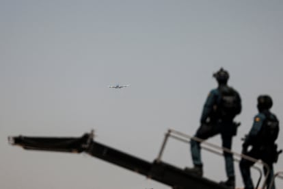 Grupos de élite de la Guardia Civil observan la llegada del avión del presidente estadounidense, Joe Biden, el 'Air Force One', este martes en la Base Aérea de Torrejón de Ardoz, en Madrid.