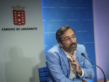 Pedro Sanginés, en una comparecencia ante la prensa en noviembre de 2018, cuando presidía el Cabildo de Lanzarote.