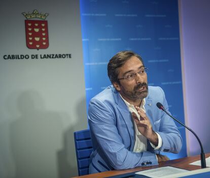 Pedro Sanginés, en una comparecencia ante la prensa en noviembre de 2018, cuando presidía el Cabildo de Lanzarote.