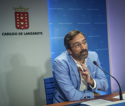 Pedro Sanginés, en una comparecencia ante la prensa en noviembre de 2018, cuando presidía el Cabildo de Lanzarote.